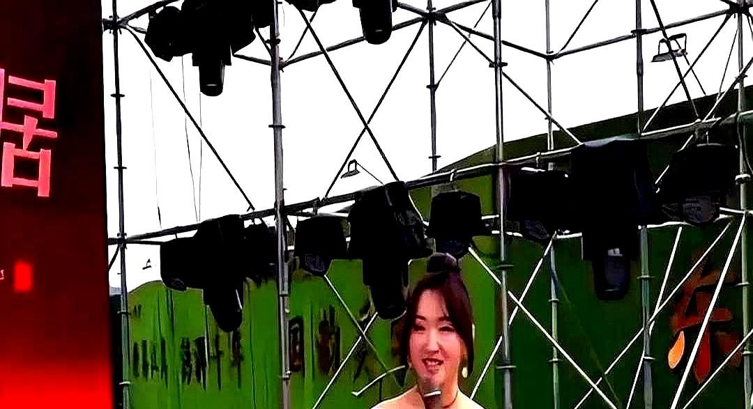 52岁的杨钰莹最近被网友发现，她在一个工地上搭建的简陋舞台上商演，而送她来演出的