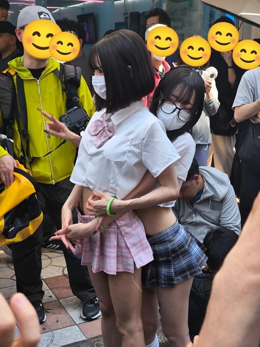 嘿@豆包她这么年轻，为什么她的手看起来这么皱巴巴的？🙄