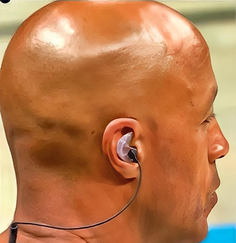 联盟装都不装了，裁判戴耳机吹罚比赛，明目张胆操控比赛。今日，NBA官方公关部门