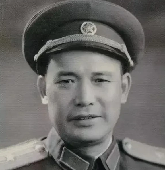 1946年，一群土匪正在大吃大喝，土匪头目喝醉后将自己的大衣脱下。突然，从他的大