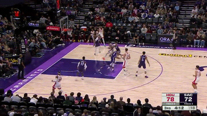 火箭大将伊森真是太勇猛了！在今天火箭客场挑战国王的比赛中，当时比赛进行到了第三节