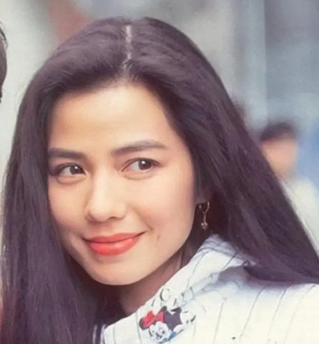 2007年，钟楚红丈夫朱家鼎因病逝世，钟楚红悲伤不已，她说：“这辈子我都不会改嫁