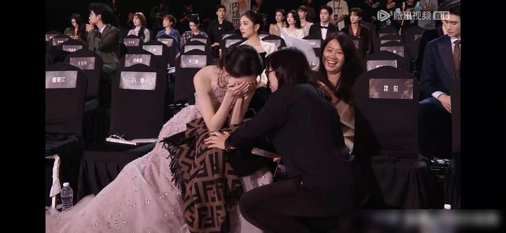 孟子义回到座位后，都还在好羞耻的捂脸，这一跤摔得可不轻，她撩开裙子检查时，明显能