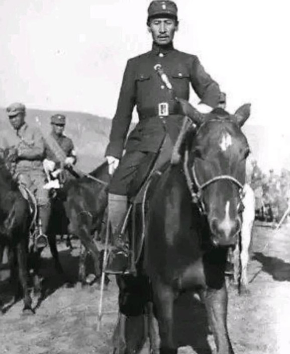 1939年，马占山在路边看见一只野鸡，他抄起猎枪：“打只野鸡上延安炒瓜子。”猎