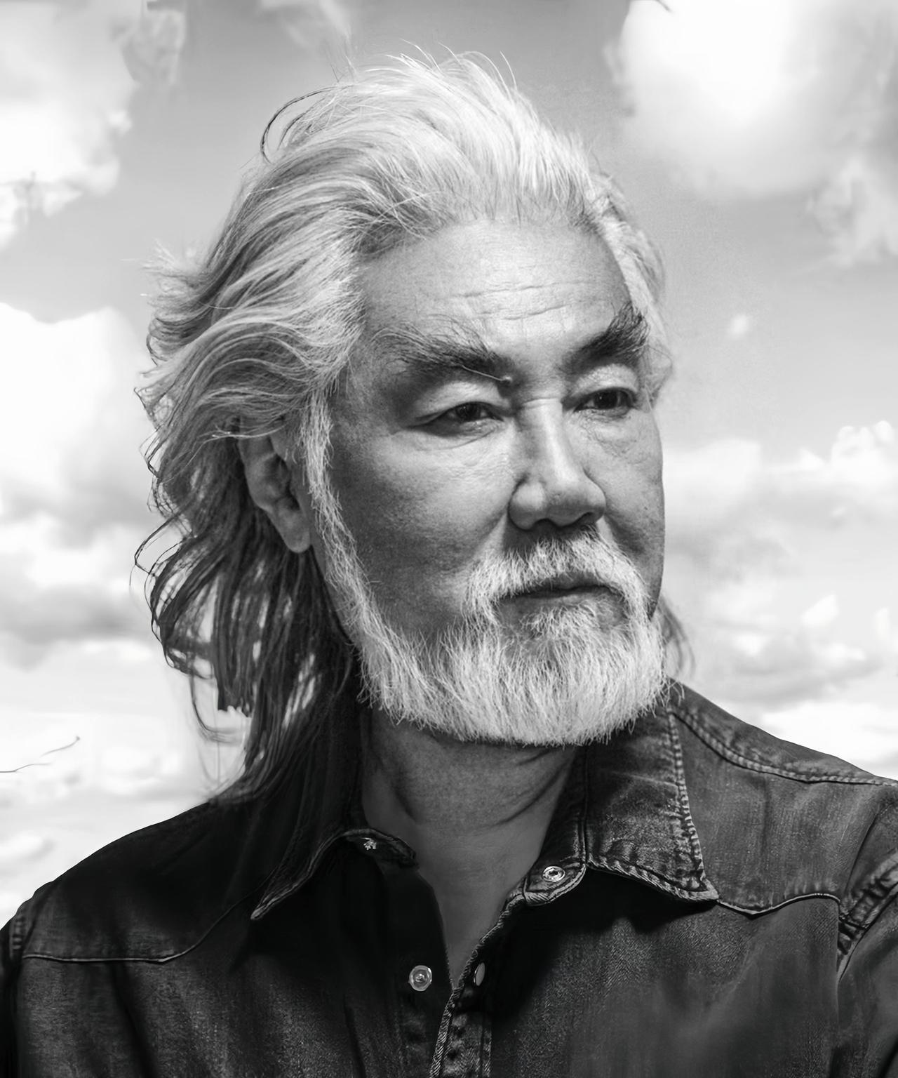 大家发现没？张纪中越来越不对劲了！他已经74岁了，老态龙钟、满脸皱纹、步履