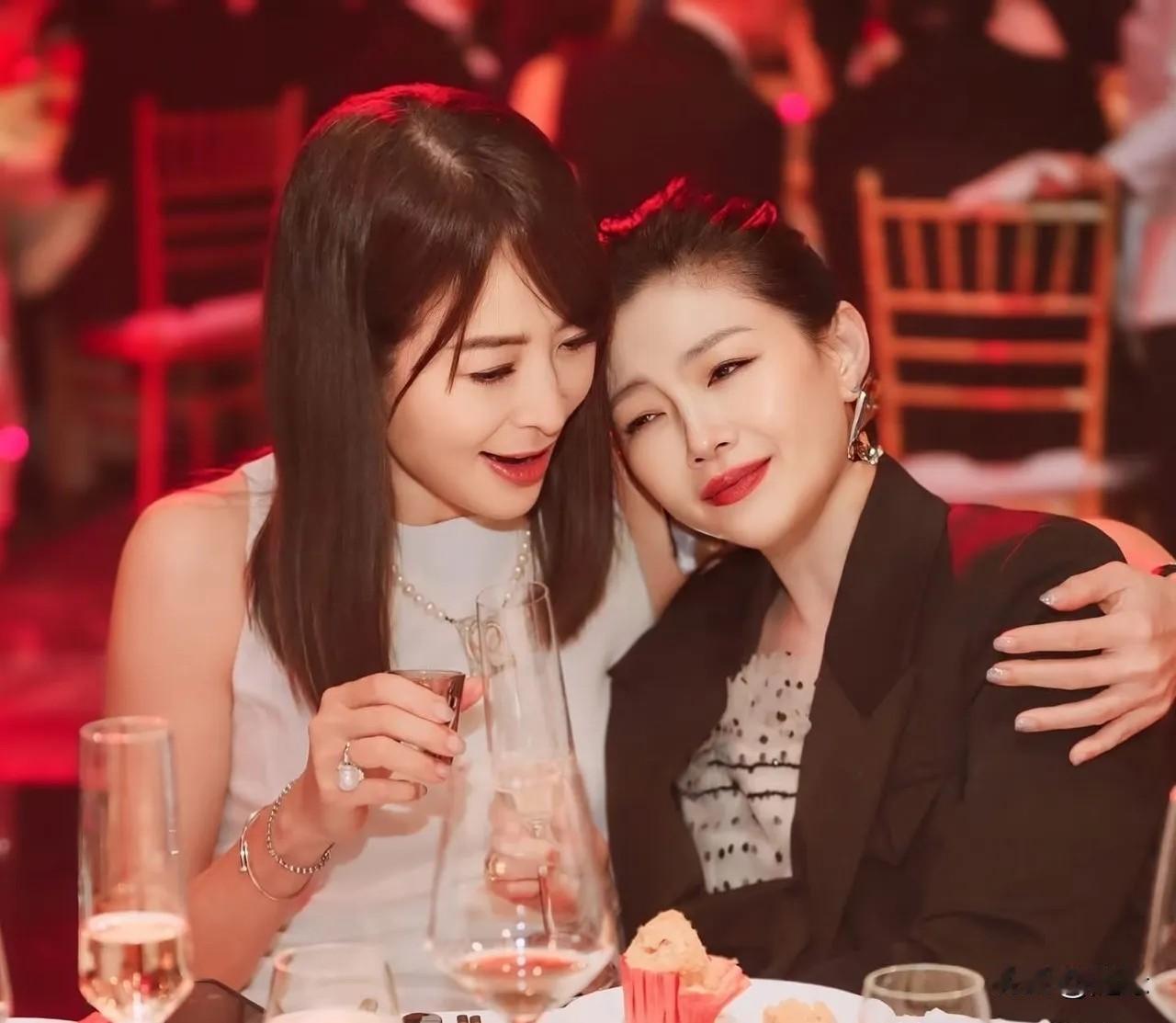 这是大S最后一次公开露面，深情悲伤的倒在贾永捷身上，真的很让人心疼。那时的她，