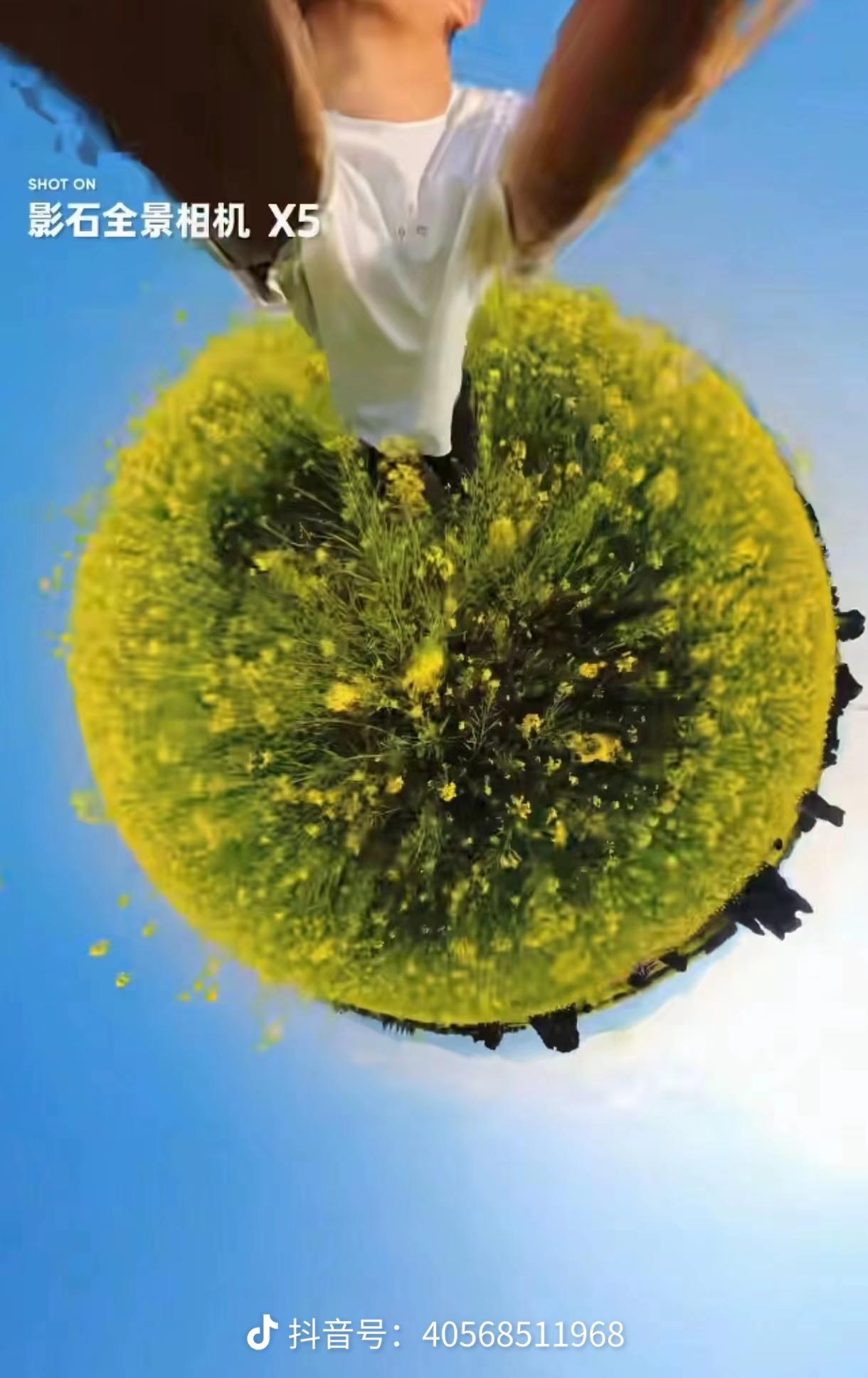 “火到央视新闻了！”广东，男子拍摄油菜花田，一般情况下都是双手拿着相机拍摄，而他