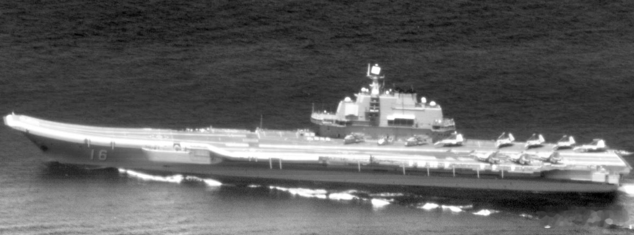 根据中国台湾省防务部门发布的消息，中国海军辽宁舰于2026年4月20日由北向南穿