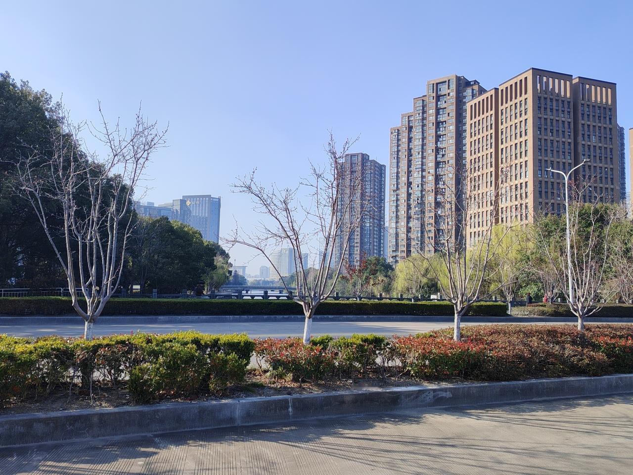 在职场中，同样的性格，两种状态下，会有两种解释。当一个不善言辞，沉默寡言的人，事