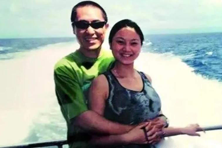 当年，19岁陈婷带着50岁张艺谋回无锡老家，陈妈妈一看张艺谋，很是惊讶：“