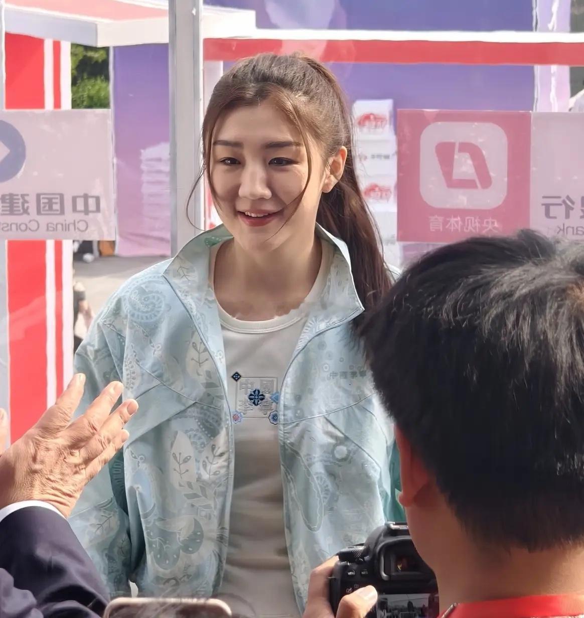 我朋友淄博见过陈梦回来就跟我感慨了一句千万别去线下看她，看完感觉真的会比屏幕里更