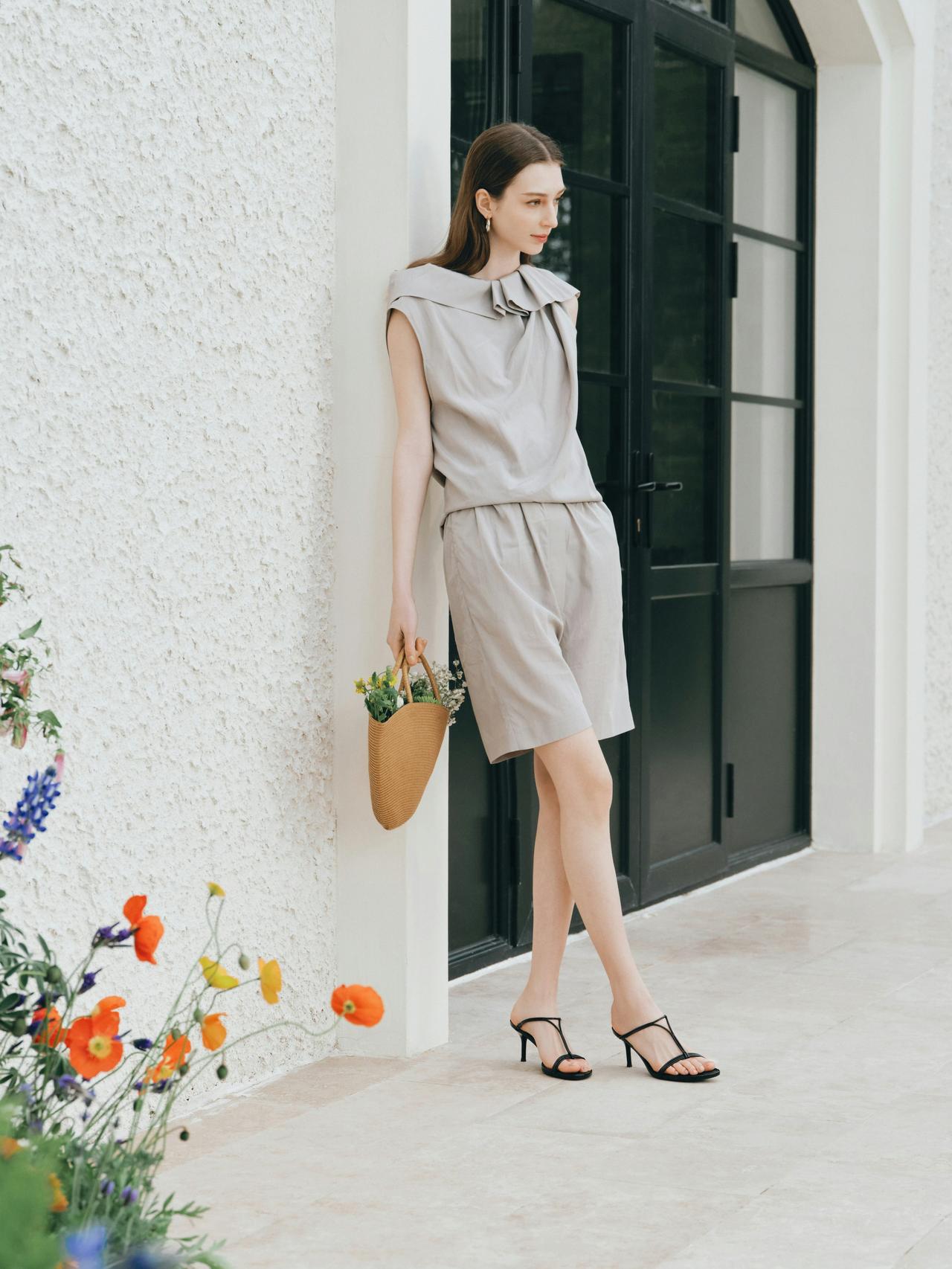 这个穿搭太有「法式松弛感」了！浅卡其色系的无袖上衣+短裤套装，领口的蝴蝶结设计是
