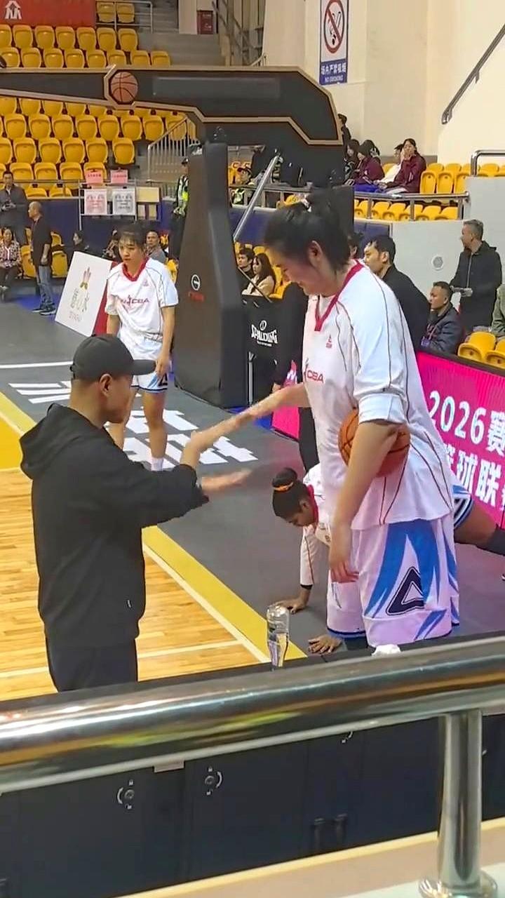 这姑娘，看着真让人舒坦！中国女篮集训，身高2米28的张子宇在场边跟陪练小哥玩