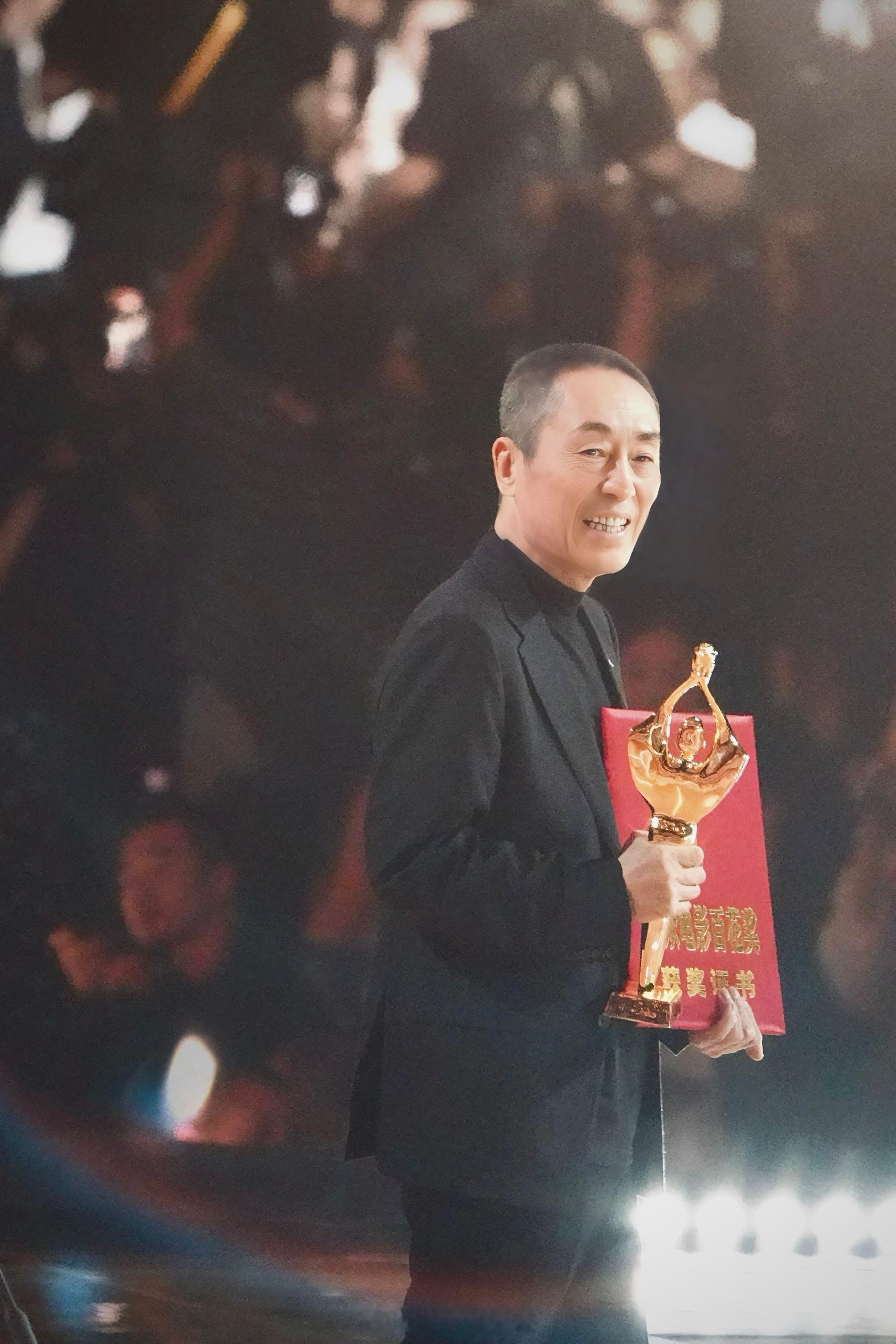 北京国际电影节百花奖的聚光灯下，走来一支“男神天团”——他们中，有张艺谋、姜