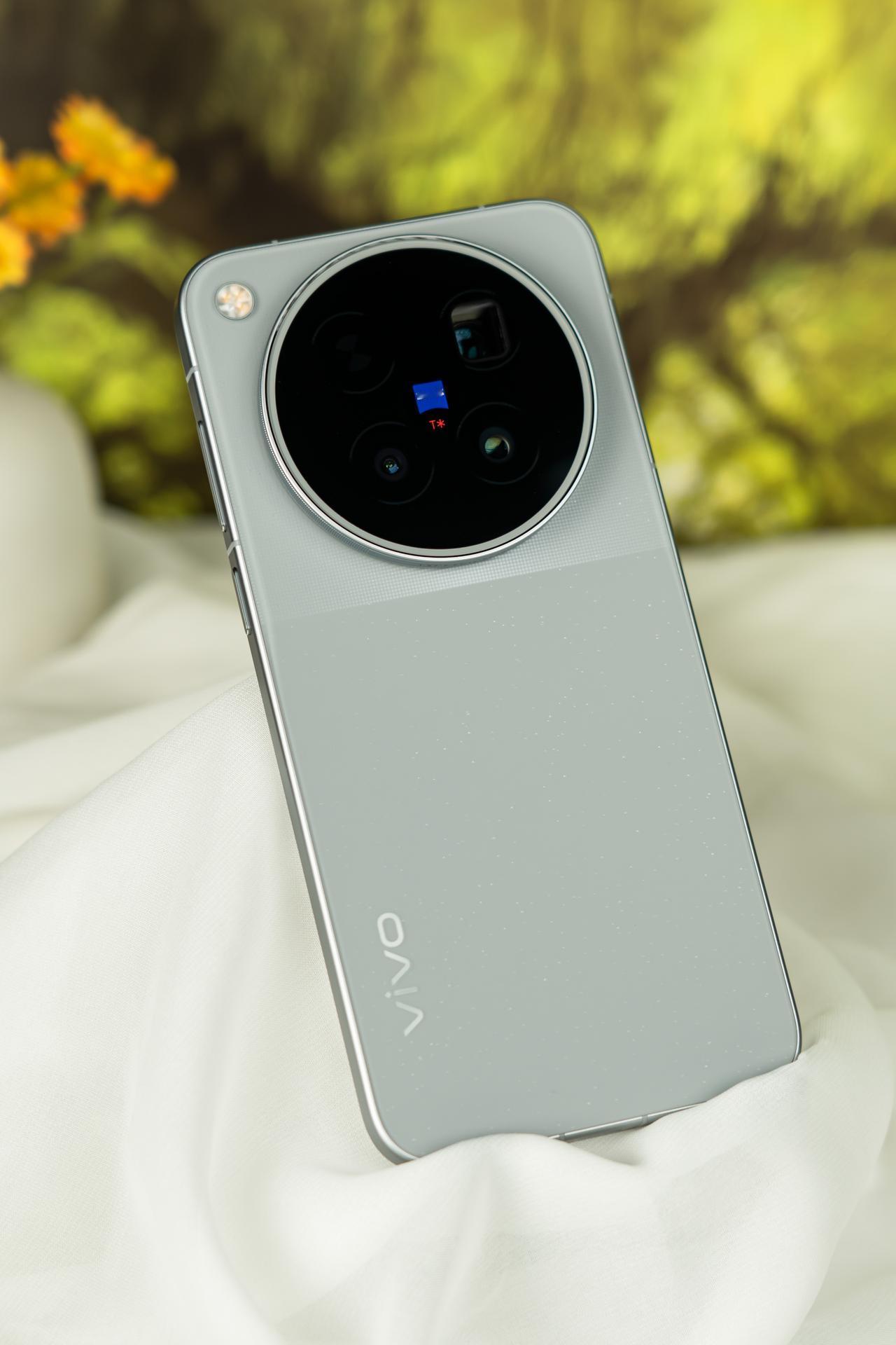 vivoX500ProMax「大地回声」手机背板采用了拼接设计，整体观感