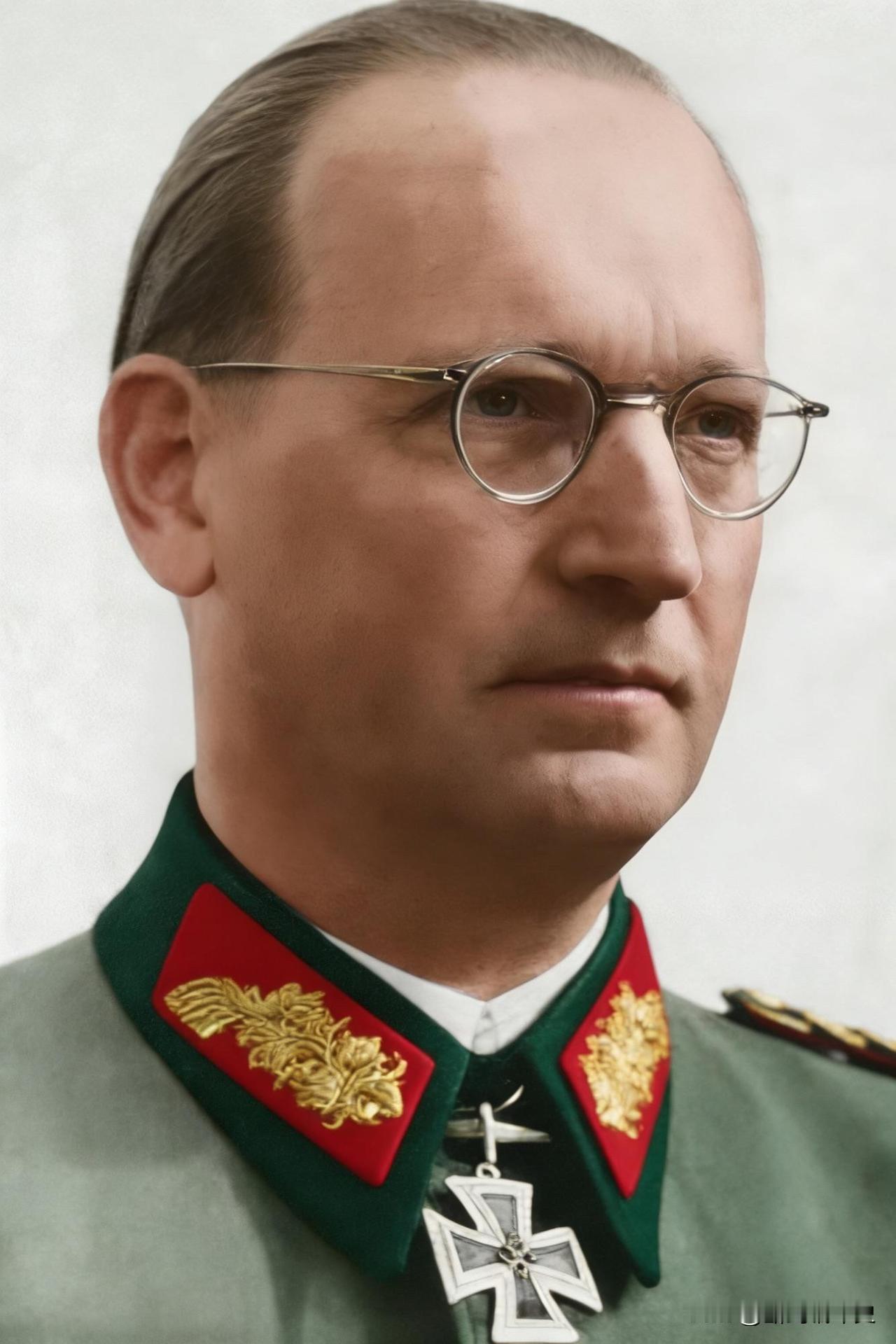 汉斯·斯派达尔可以说是个非常典型的“穿灰色西装”的历史人物，一生在忠诚与背叛、毁