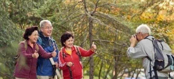 据了解，澳大利亚有一批华人，原本都是国内体制内的退休人员，五十岁时来到澳大利亚，