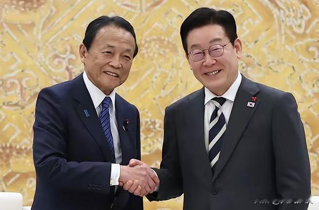 高市早苗不方便说的，麻生太郎都说了，李在明却没给他面子。这事儿太有意思了！李