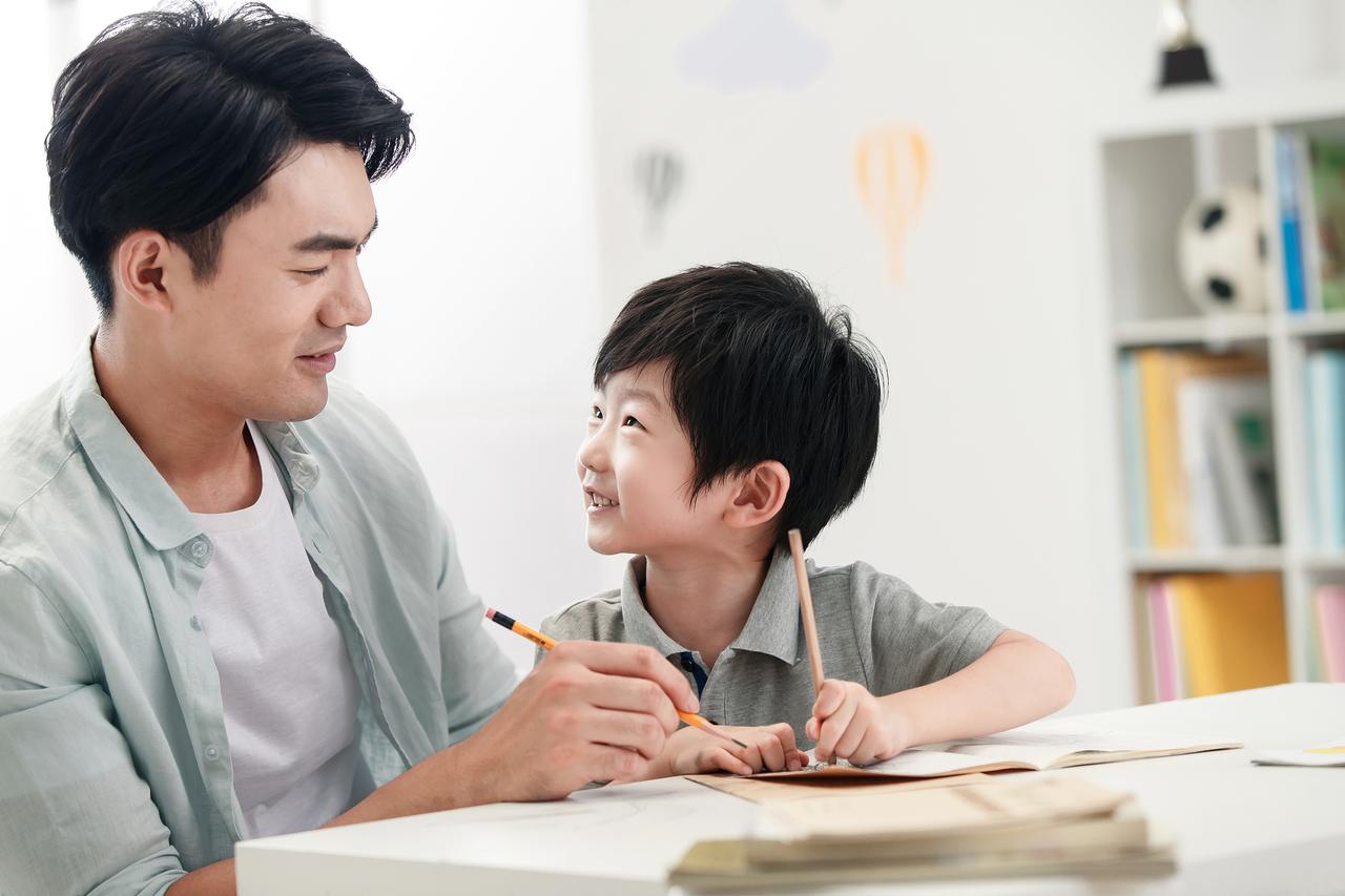 一位爸爸没劝孩子学习，他没逼孩子，也没骂孩子，只说了一段话：他说：你不学习就很