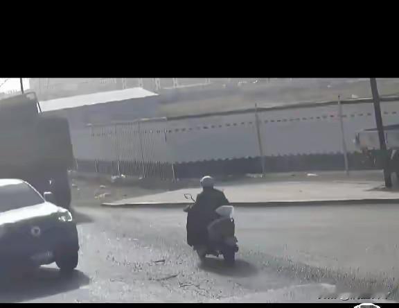 货车司机有视线盲区，可有些骑车人却死心眼不变通，结果酿成大祸。在府谷县G338国