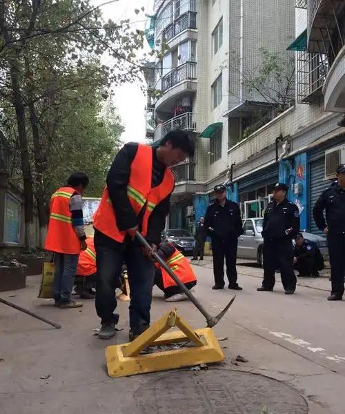 太现实了！新疆乌鲁木齐一名中年男子，只是走路时接了个电话，没想到被人行道上的地锁