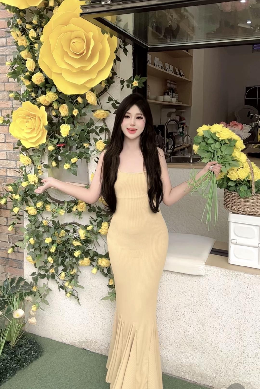 优雅花海中的甜美少女，手捧鲜花，尽显浪漫风情。