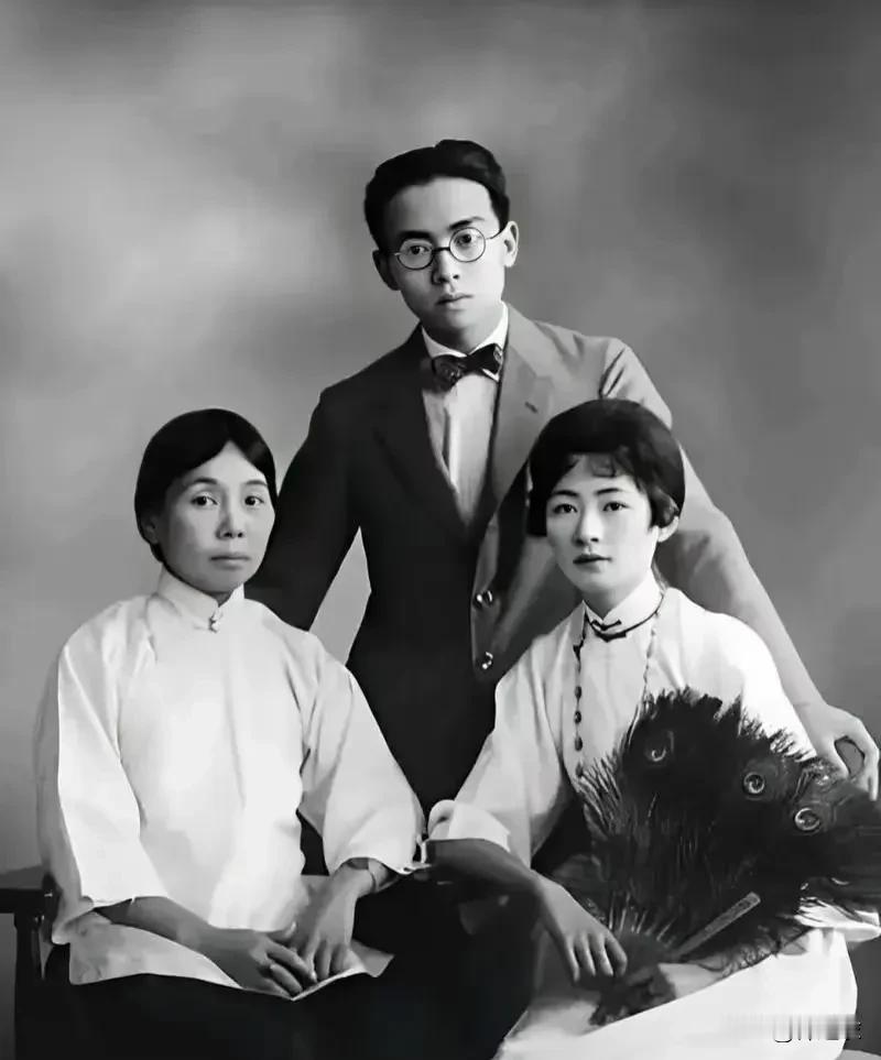 林徽因的母亲也是富家小姐，父母大概率送她上过学（民国时代的富家千金基本都让读书认