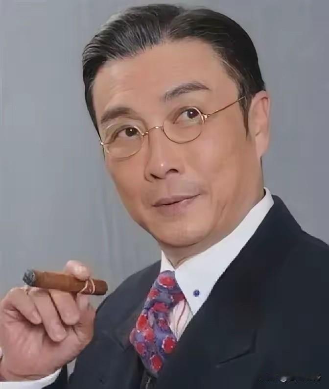 一次，43岁的刘松仁在飞机上，看上了小他20岁的泰国空姐，于是，就开始砸钱追求她