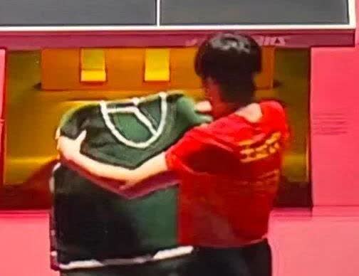 王楚钦新疆乒超换毛巾，藏着“大秘密”~乒超联赛新疆站，头哥一出场就看到不