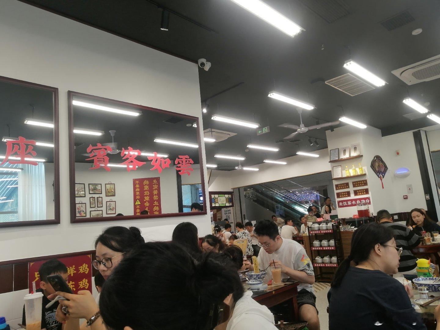 粤菜真的座无虚席昨天我去的晚了一点广东菜心做的挺地道的冬瓜汤也好好吃拌饭