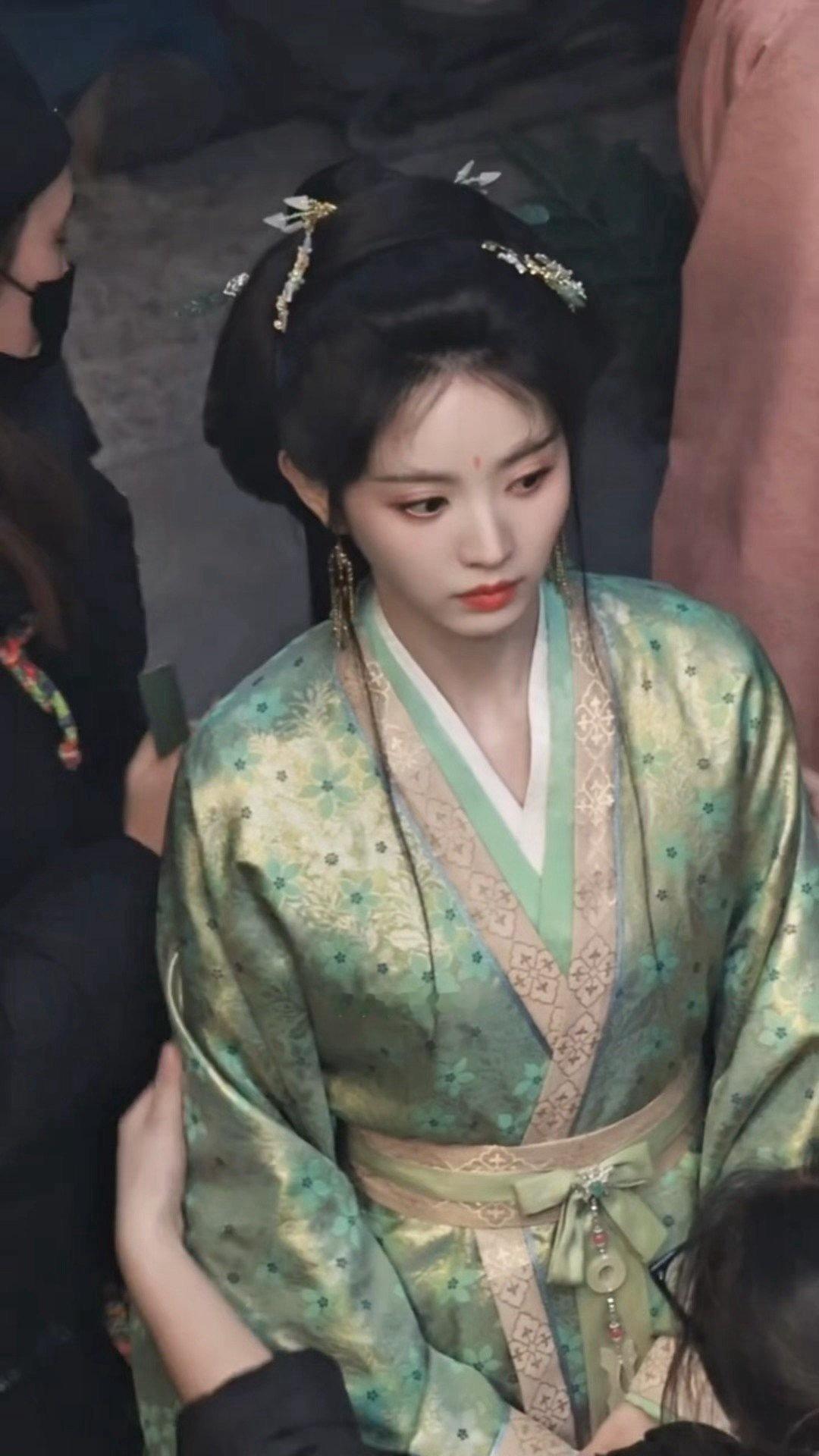 田曦薇嫁金钗第一套全身造型，这个look不错看起来挺华贵