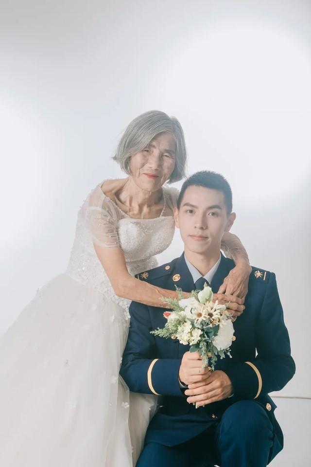“我们要拍婚纱照。”2020年，一位年轻帅气的消防员，扶着一位八旬老太，来到影楼