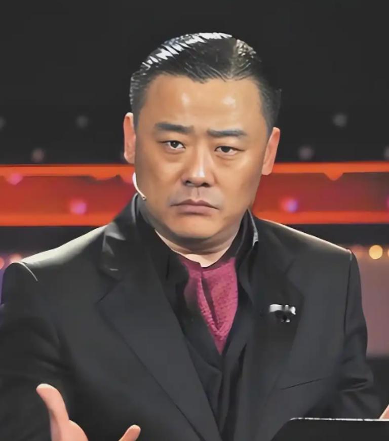 周立波在巅峰时期，年收入能高达6000万，走到哪儿都是灯光闪烁，那时的他生活奢靡