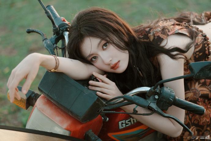 李兰迪李兰迪摩托大片李兰迪摩托后座我来坐平时看李兰迪都是甜甜软软的，结果这组草