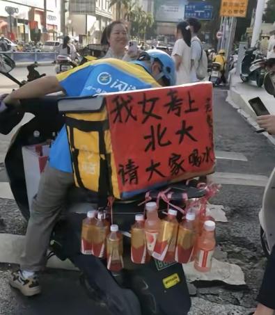 🔥南宁街头今天上演“水路救场”。一辆电动车不挂外卖箱，后座全是饮料。车尾还贴
