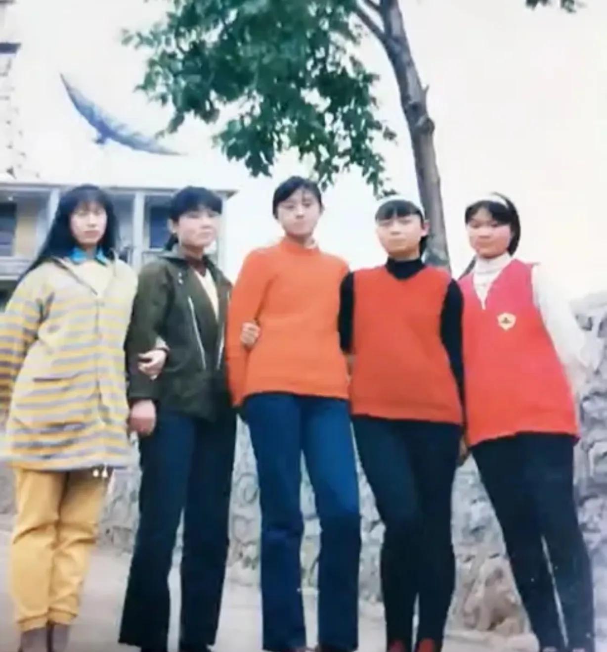 这张照片拍摄于1986年，贵州省六盘水市木冲沟矿子弟学校高中毕业生的合影。镜头中