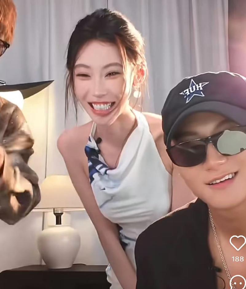 一场直播，因为黄子韬，网红大美女“迪迪不畏”直接人设大崩塌事情的起因是黄子韬在
