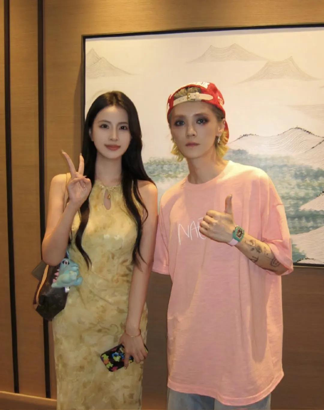 35岁鹿晗和一位女粉丝合影，他现在的状态看起来太奇怪了，化的妆好浓，面相越来越阴