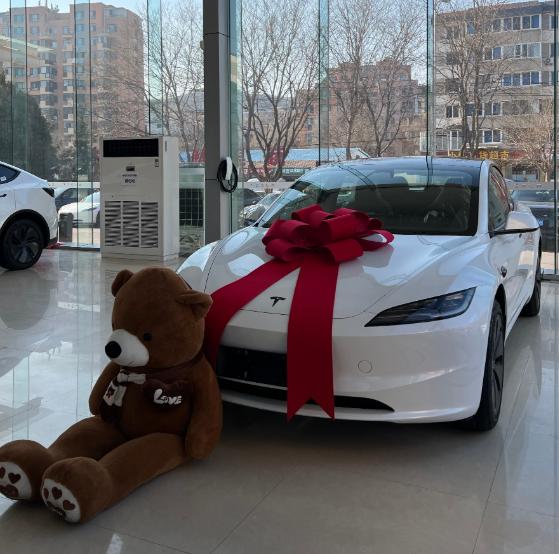 我终于知道特斯拉Model3为什么能够经久不衰了。白色的新车第一眼看上去就顺眼