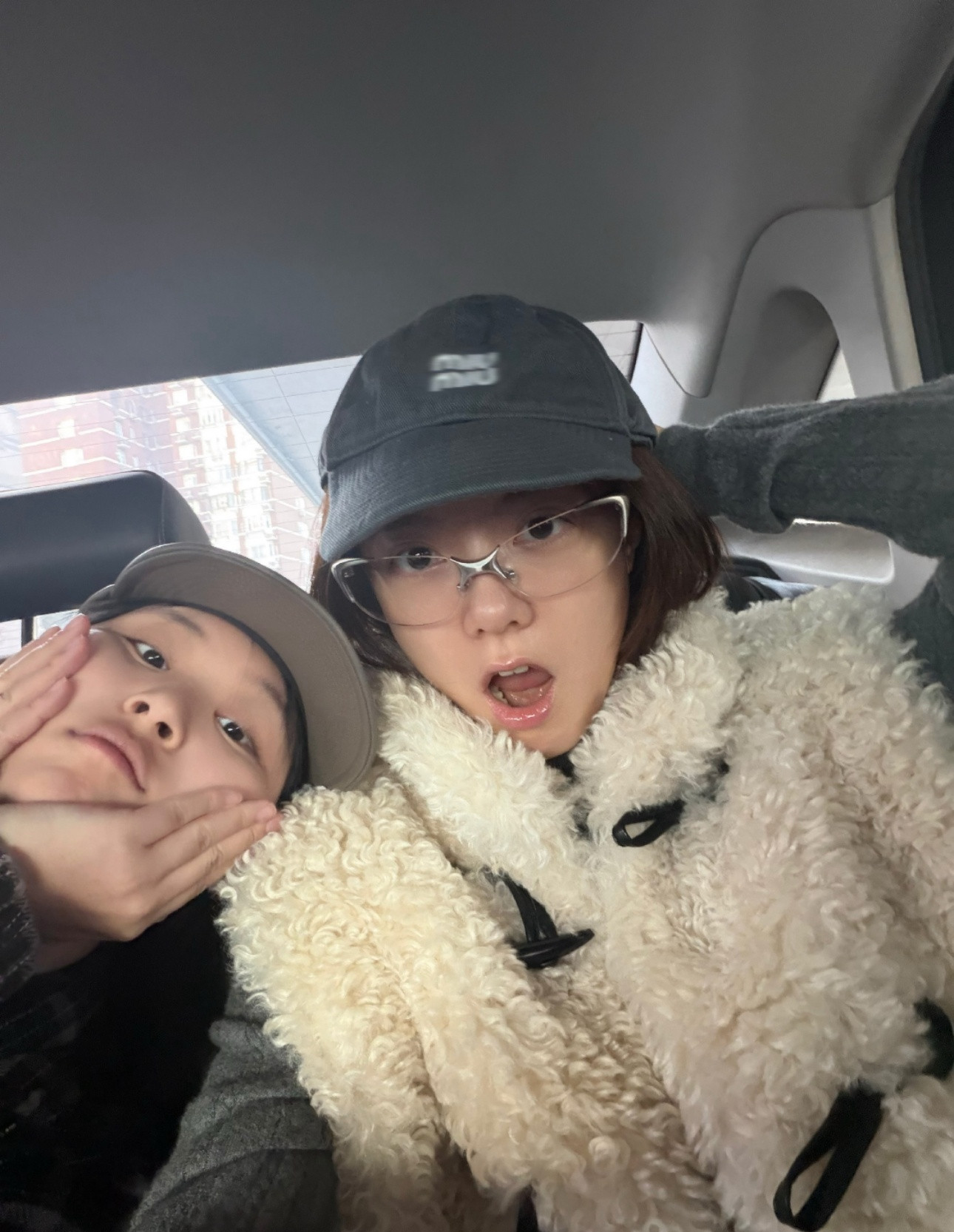 赵今麦闺蜜是开端导演女儿那是人家自己的私生活，交友自由，多关注麦麦的热播剧骄阳似