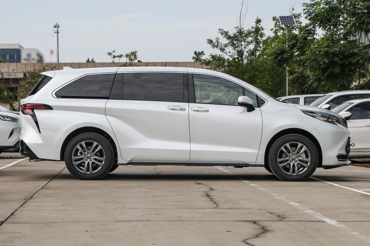 丰田赛那这款车其实很简单，他主打的一个特点就是实用，他不肯你讲什么操控性能，什么