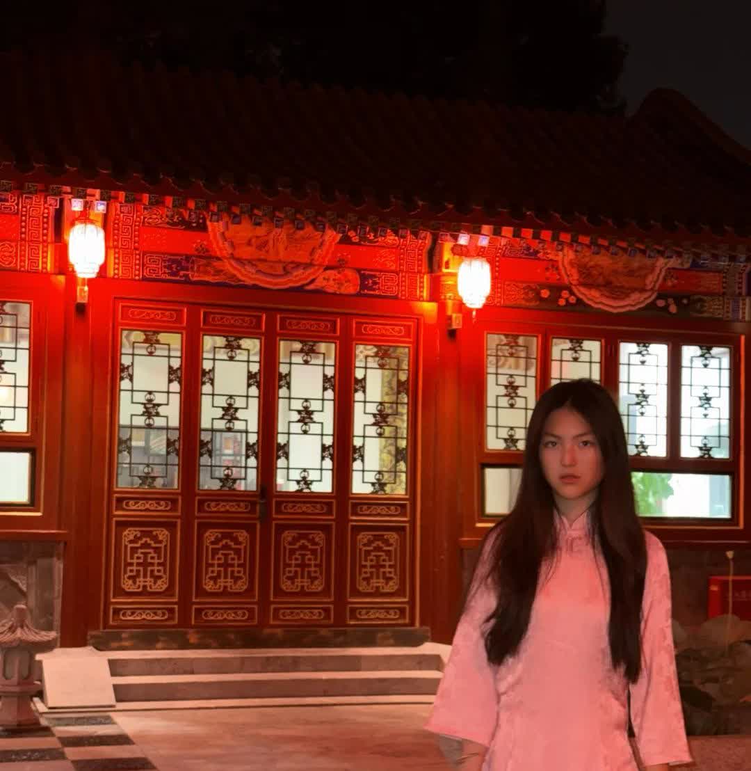 李湘女儿终于忍不住晒自家北京小院了！只是大半夜穿旗袍配长发拍照，加上两大红灯笼，