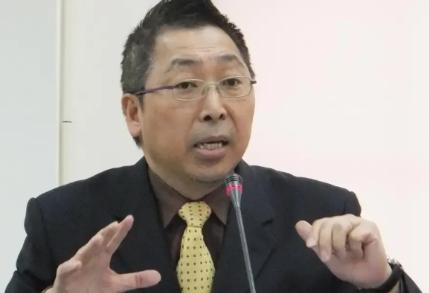 台湾名嘴唐湘龙表示，郑丽文即将访问大陆，岛内很多人口口声声喊要什么对等尊严？我想