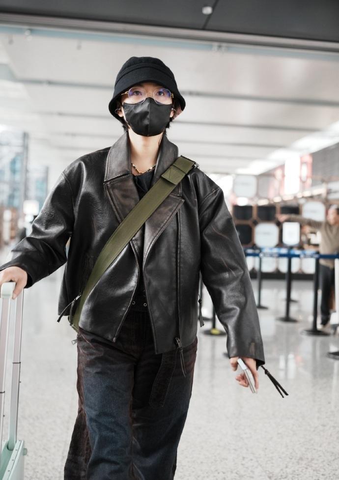 今天万茜现身机场，她这次搭配了一身黑色的衣服，看起来格外的酷。万茜里面穿黑色