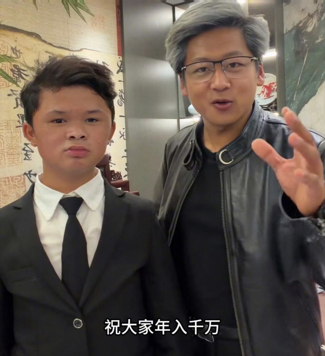 黄银勋去找小马云见面，这波属于是世纪同框，画面很有梗。​​​