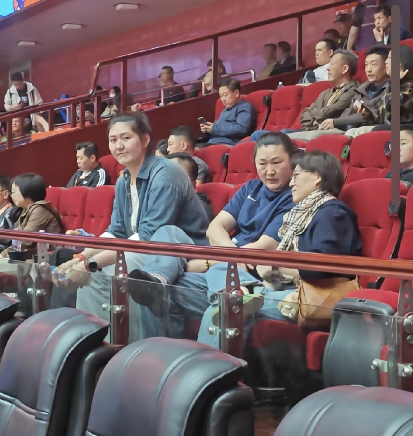 女姚明张子宇和母亲一起来到山东男篮主场看球，为家乡球队加油，没想到张子宇和母亲于