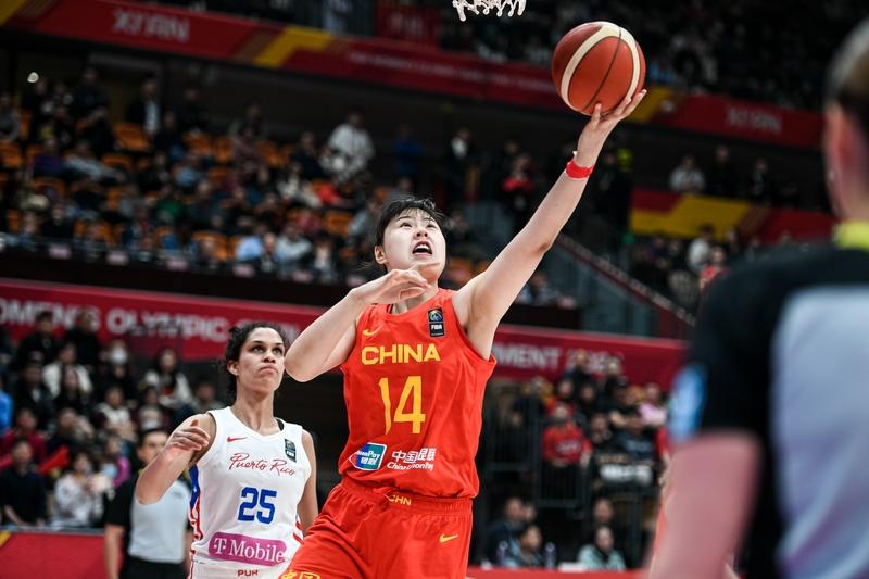 韩旭是杵在那里吗？不也到处跑！李月汝归队晚没有一套战术，队员跟她之间不熟悉，虽然