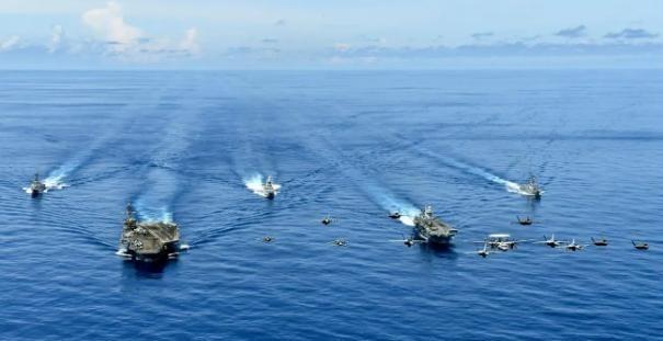 中美南海对决真相：2016年那夜，美国双航母为何被东风导弹逼退几百海里？