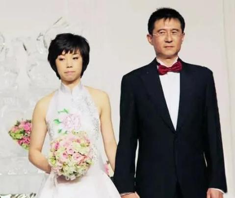 2009年，28岁的世界乒乓球冠军张怡宁嫁给了48岁身价300亿的香港富豪徐威。