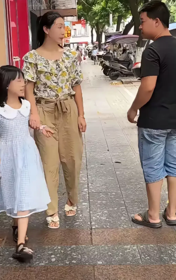 “太冷漠了”福建，有一名男子到菜市场买菜，在半路上看到前妻带着女儿走来，小女孩认